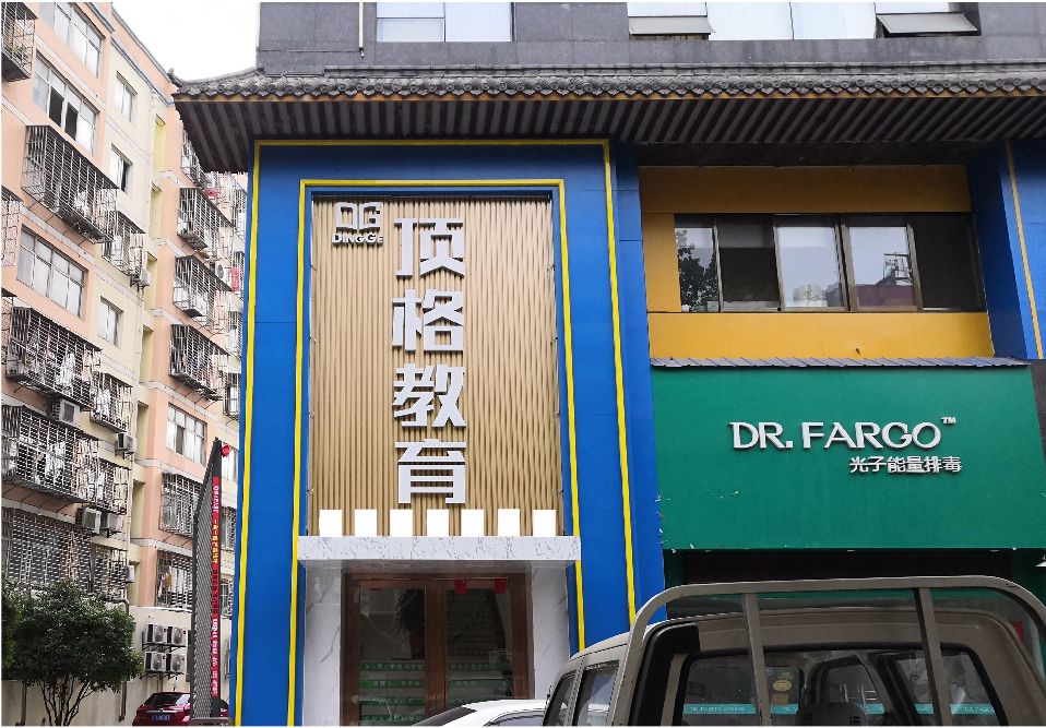 永仁门头设计要符合门店特色。